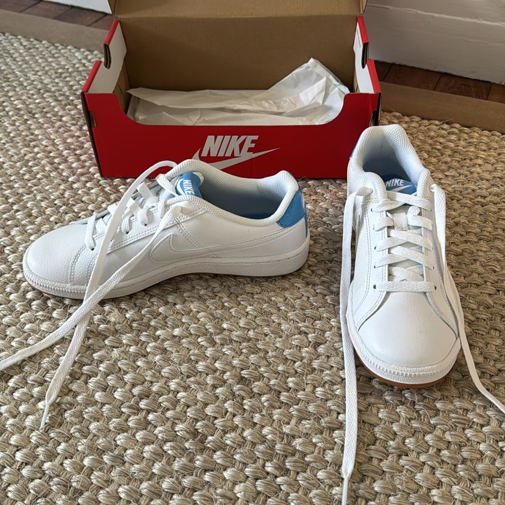 Nike Court Royale